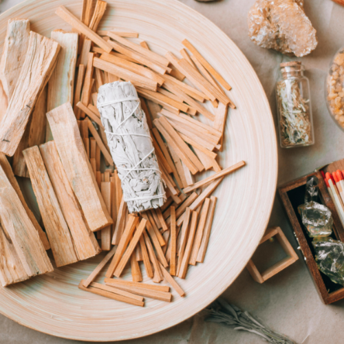 Scents like sandalwood, cedar wood, neroli, teak, frankincense; all things woodsy.