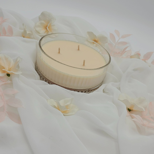 A large flat scented candle with Japanese honeysuckle fragrance.