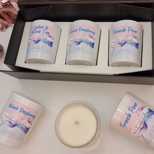 Set of three small white candles infused with fruity fragrances